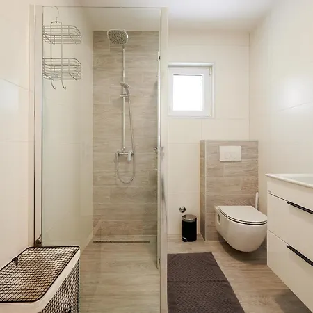 Adrian2 * トロギール