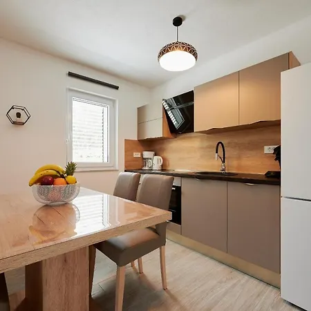 Adrian2 * トロギール