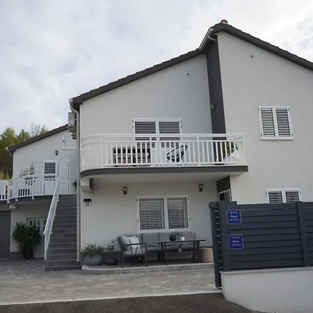 Adrian2 アパート *