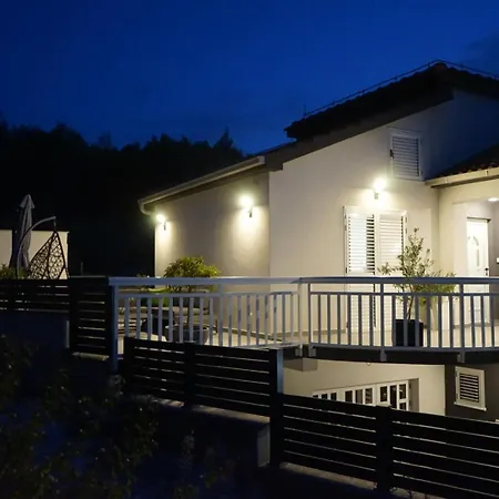 Adrian2 アパート *